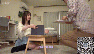 妹妹领着她的好朋友闺蜜来家里玩，哥哥竟然在茶里面下媚药