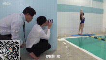 游泳俱乐部女教练傲人身材，穿着死库水泳衣 让男学员们看的直流口水
