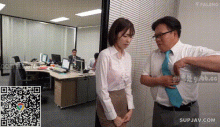 下班后寂寞的肉丝女秘书在办公室自摸，被猥琐的男上司发现，这下可惨了