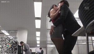 已婚人妻是位女秘书，穿着丝袜短裙漂亮极了，男老板盯着口水都快流出来了②