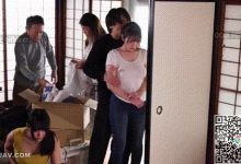 抚摸她的乳房是这个家庭日常生活的一部分，岳父戴开始摸妻子和岳母的奈子-解解图解