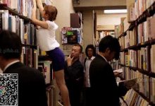 我经常光顾的二手书店。有一个女人总是在商店后面看书，有一天见到她被侵犯-解解图解