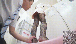 意志薄弱、黑发美腿女下属，在办公室独处时，无法抗拒中年上司娴熟的舌头舔遍全身