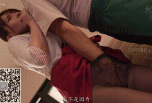 GIF剧情图解3出处，油量黑丝女服务员，老公阳痿出轨的儿媳妇，高颜值纤瘦美女-解解图解