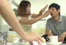 女同事和男朋友来闺蜜家里做客，男友偷瞄性感的女闺蜜，有了女朋友还心痒痒-解解图解