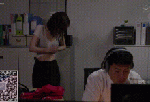 夜深人静的办公室，女秘书下班遇到暴雨，全身湿透，2个人的独处擦出了火花-解解图解