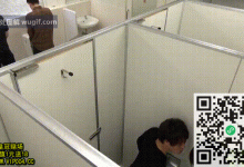 小岛南经典gif④-去尿急发现女厕所进不去只能去-解解图解