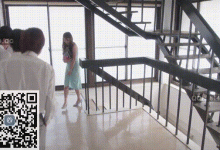 女老师学校偷情被学生撞破，被逼着每天必须穿着真空后妈裙来上课①-解解图解