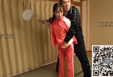 羽毛球教练你好好的教学好不好，请手不要乱摸了-解解图解