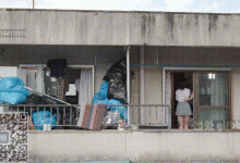 隔壁邻居家满屋垃圾实在是太臭了,妹子忍无可忍前去交涉 没想到.....-解解图解