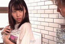 隔着墙壁偷听情侣的变态老头，利用送错快递来勾搭欲求不满的妹子-解解图解