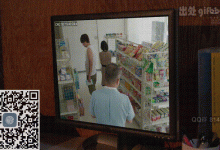 经济学家的老婆竟有偷窃的癖好 为了丈夫的前途 被抓住也只能被迫......①-解解图解