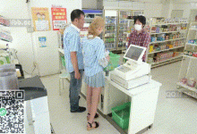 便利店老板的女儿不好好工作狂得厉害,被男店员治的服服帖帖的-解解图解