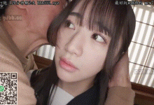 大眼睛水手服嫩妹，害羞的女大学生被中年大叔们玩弄-解解图解