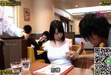 GIF剧情图解2出处，和没穿内衣的女友约会，在饭店里面就开始忍不住了-解解图解