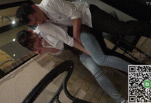 GIF剧情图解2出处，女大学生在餐厅里面兼职，身材太好被男店员侵犯了-解解图解