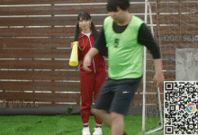 足球俱乐部的女经理是个可爱的双马尾，下班后竟然被猥琐男老师猥亵-解解图解