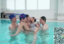 GIF剧情图解4出处，游泳女教练身材太好，被一群男学生抱起来猥亵-解解图解
