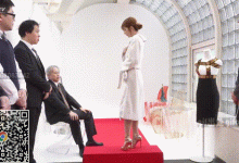 内衣公司里面的极品身材女销售为了业绩，给老板亲自展示公司的产品-解解图解