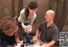 经典补档：邻居的妻子风韵犹存，低胸衣还做出风骚的姿势，太诱人了①-解解图解