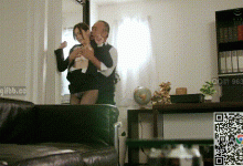 GIF剧情图解3出处，女秘书上班不能穿的太性感，容易被老板潜规则-解解图解