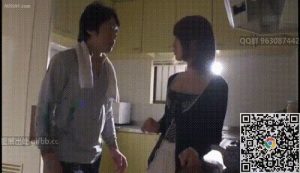 经典补档：前来维修房屋的男修理工，看见极品人妻，情不自禁的扑了上去