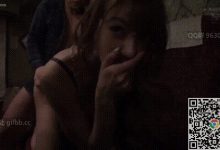 经典补档：夜班车里面昏昏暗暗，女优去勾引男乘客，不敢发出声音有点小刺激-解解图解