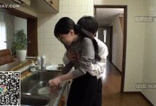 朋友的妈妈是位单亲母亲,因为缺少男人而处于发情期,偷偷地和朋友的妈妈发生关系-解解图解