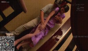 在餐厅兼职的女服务员，美腿黑丝太诱惑，被男店长偷偷的猥亵慢慢的欲罢不能②