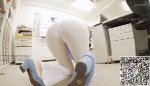 穿着紧身透明瑜伽裤的女同事，男同事情不自禁的去摩擦她的美臀